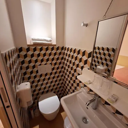 Hostel Caulaincourt Montmartre By Hiphophostels Paris