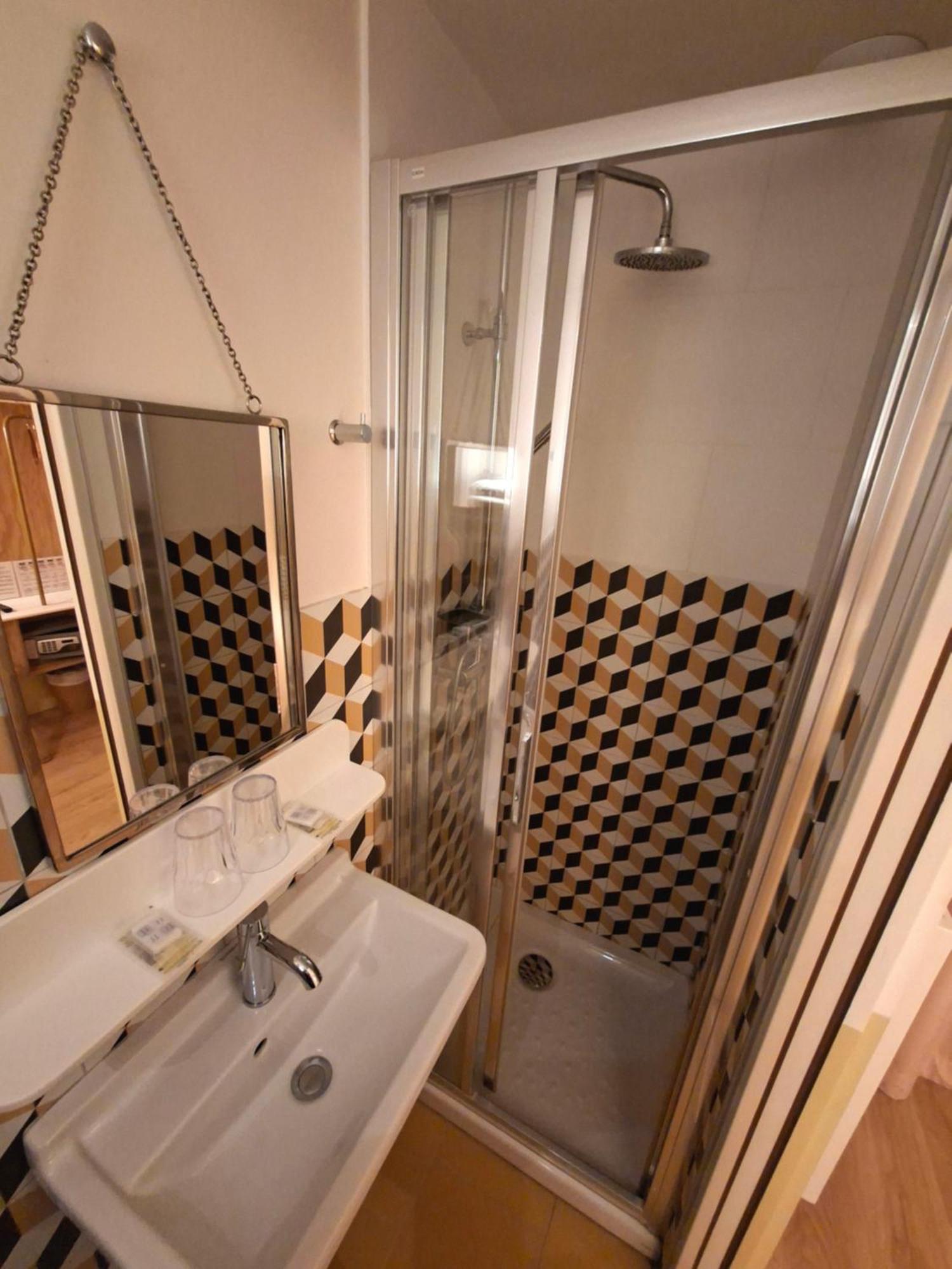 Ostello Caulaincourt Montmartre By Hiphophostels Parigi